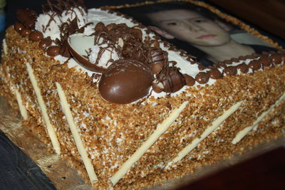 Tort z orzechami i czekoladowymi słodkościami ...