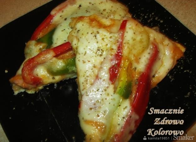 Pełnoziarnista pizza z warzywami i mozzarellą