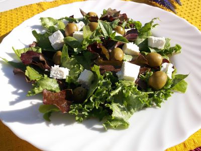 Sałata z oliwkami i serem feta