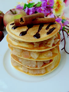 Imbirowe pancakes jaglane z duszonymi jabłkami