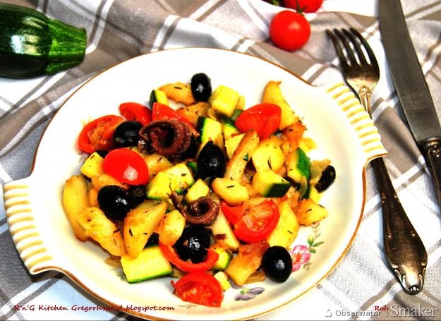 Ziemniaki z patelni z cukinią, pomidorami i oliwkami