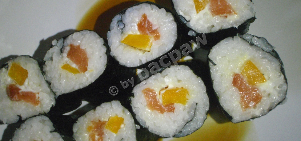 Sushi z łososiem wędzonym, papryką żółtą i serkiem fromage (autor ...