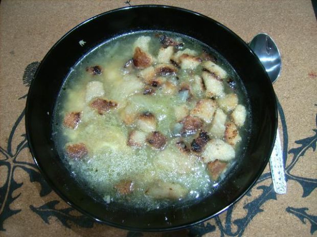 Przepis  zupa cebulowa z serem i grzankami przepis