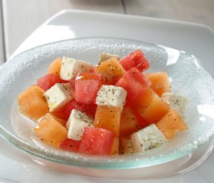 Sałatka z melona, arbuza i solonej ricotty (insalata di melone ...