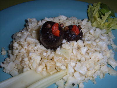 Kalafiorowy ryż z pieczonymi kiełbaskami