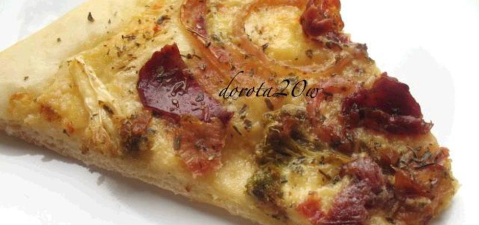 Pizza z szynką, cebulą i brokułami (autor: dorota20w ...
