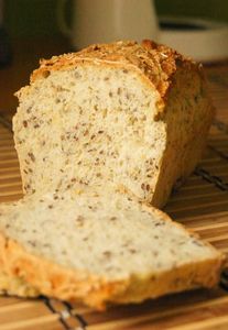Chleb drożdżowy z otrębami i ziołami