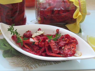 Pomidory suszone z czosnkiem i bazylią