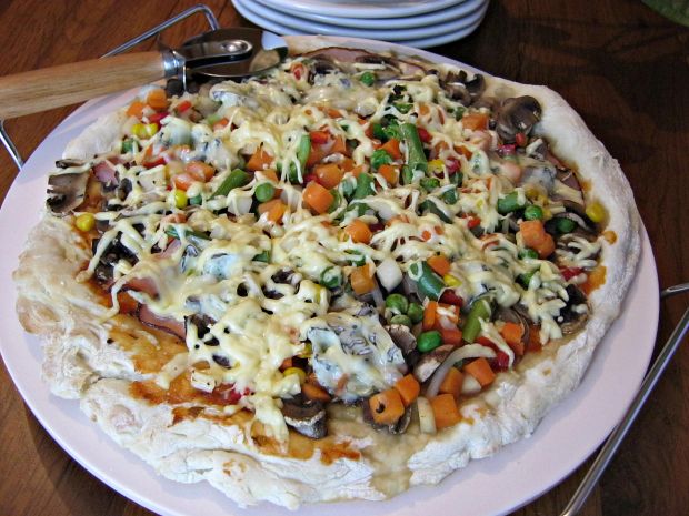 Przepis  pizza z pleśniowym serem i warzywami przepis