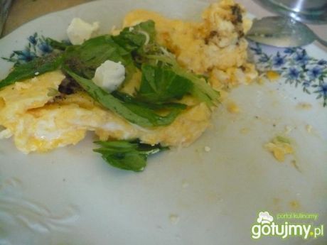 Przepis  jajecznica z serem feta i roszponką przepis