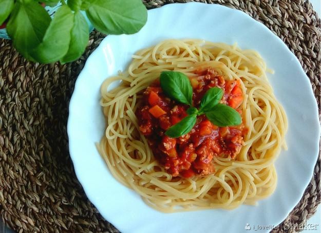 Spaghetti z sosem ragù alla bolognese