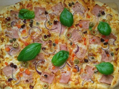 Pizza na cieniutkim spodzie z szynką i pieczarkami