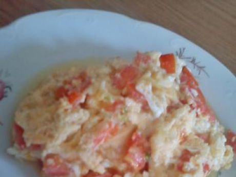 Przepis  jajecznica z serem, cebulą i pomidorami przepis