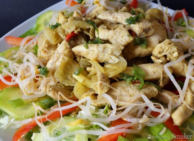 Tajska sałatka z kurczakiem i curry