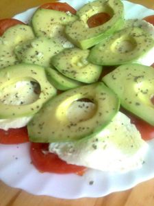Pomidory z avocado i mozzarellą
