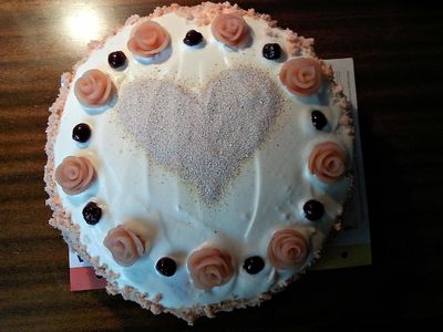 Tort urodzinowy z masą z białej czekolady