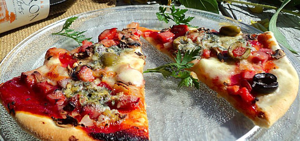 Pizza na cienkim cieście z trzema serami (autor: anna133 ...