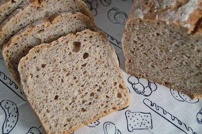 Chleb na zakwasie z chia i mąka pełnoziarnistą