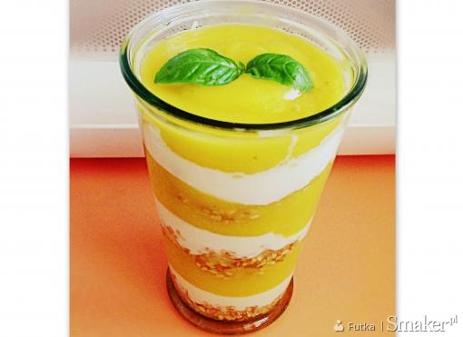 Zdrowy deser jogurtowy z mango i bananem