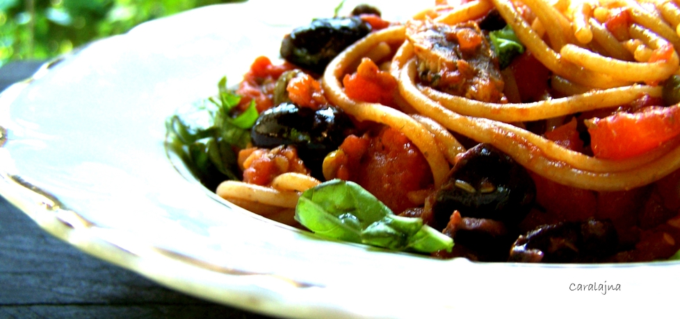 Spaghett z pomidorami, anchois, oliwkami i kaparami (autor ...