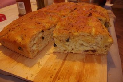 Focaccia z suszonymi pomidorami i oliwkami