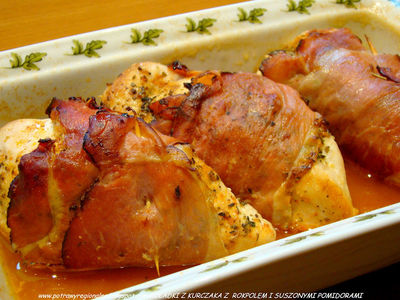 Roladki z kurczaka z rokpolem,suszonymi pomidorami w szynce