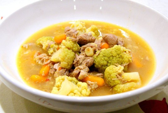 Zupa gulaszowa z zielonym kalafiorem