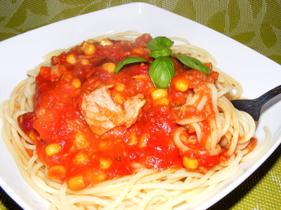 Spaghetti z tuńczykiem, kukurydza i fasolą w sosie pomidorowym ...