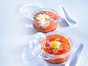 Papryka, cebula, pomidory i jajka zapieczone w kokilkach