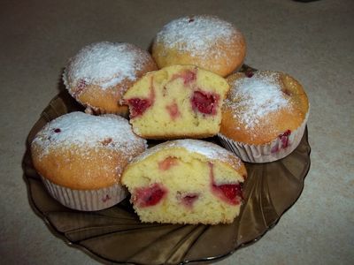 Muffinki z owocami ( truskawkami)