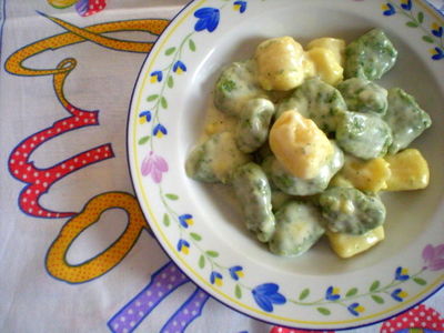 Dwukolorowe gnocchi w sosie z gorgonzoli (gnocchi ...