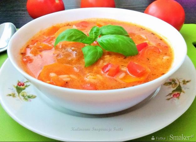 Pikantna zupa pomidorowa z ryżem i czerwoną papryką
