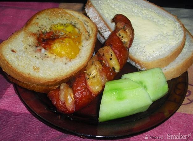 Chleb zapiekany z jajkiem i kiełbasa z serem i cebulką