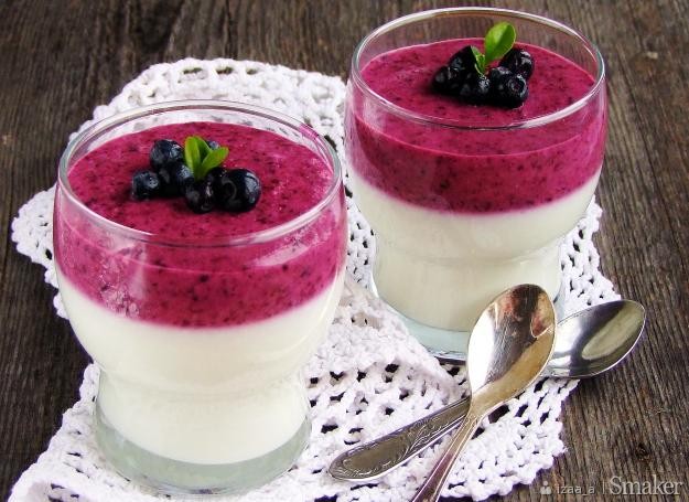 Puszysty mleczno-jogurtowy deser z jagodami