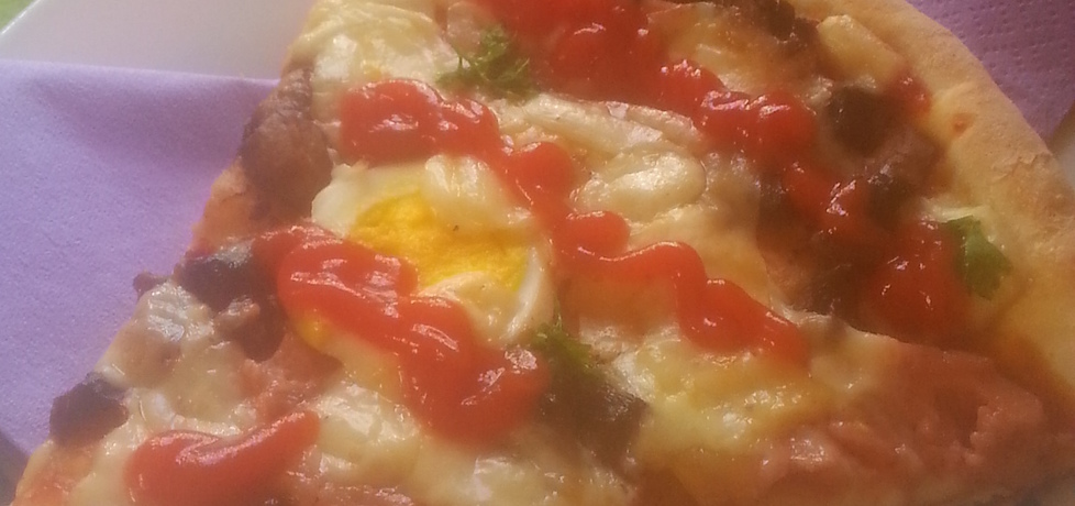 Pizza z pasztetową i jajkiem (autor: mileneczka5)
