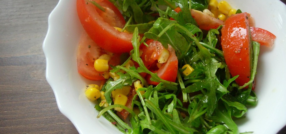 Sałatka z rukoli, pomidora i kukurydzy (autor: martynia6 ...