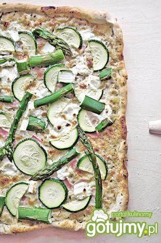Przepis  pizza ze szparagami i cukinią przepis
