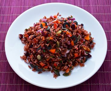 Sałatka z czerwonym ryżem i pestkami dyni