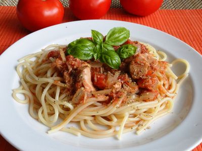 Spaghetti z tuńczykiem i pomidorami
