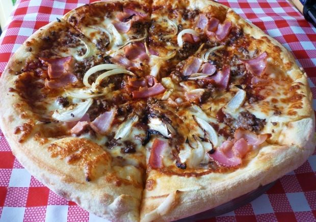 Przepis  pizza z mięsem i serem mozzarella przepis