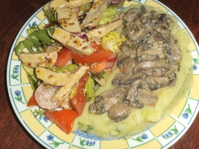 Mix sałat z gotowanym mięsem i pieczarkami
