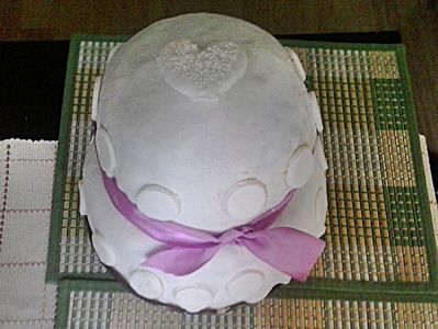 Piętrowy tort z lukrem plastycznym