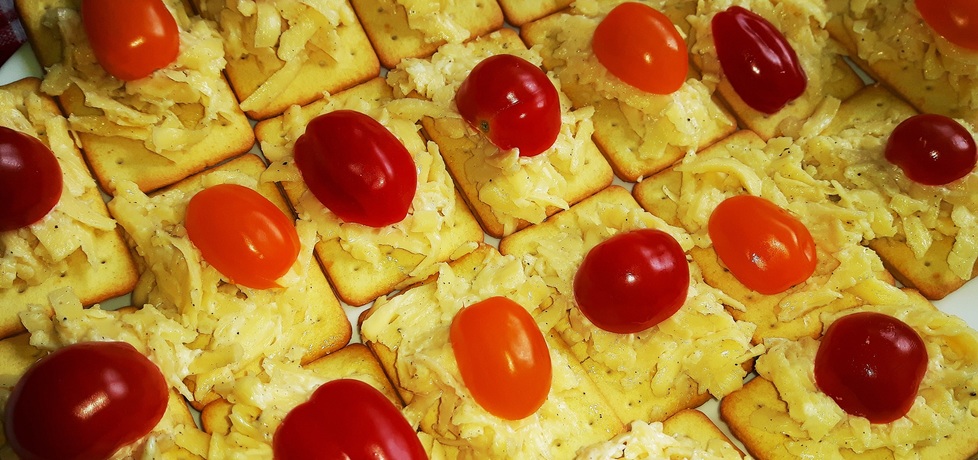Krakersy z pastą serową i pomidorkami (autor: joanna