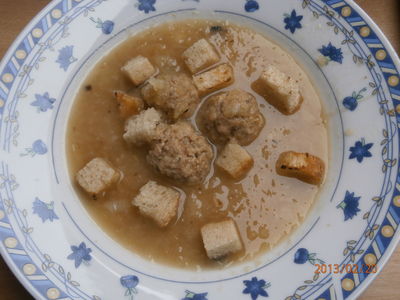 Zupa cebulowa z pulpecikami i grzankami