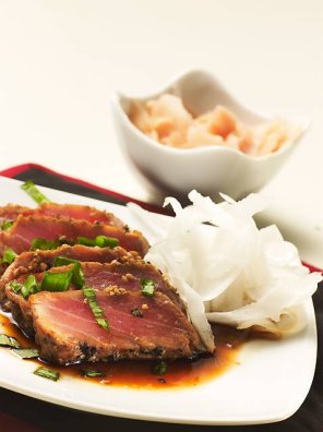 Stek z tuńczyka w sezamie z sosem ostrygowo-sojowym
