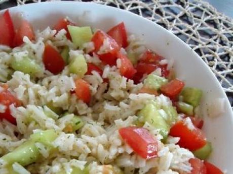 Przepis  sałatka z ryżu, pomidorów i ogórków przepis
