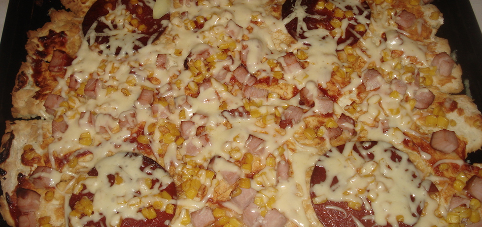 Pizza z salami i szynką :) (autor: norweska20)