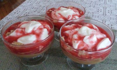 Deser jogurtowy z truskawkami