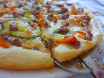 Pizza z kiełbasą i papryką (pizza con la salsiccia e ...