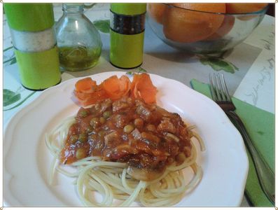 Spaghetti z groszkiem i pomarańczowym kurczakiem ...